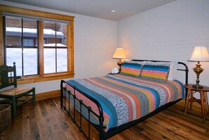 3 bedrooms, desk, iron/ironing board, travel cot