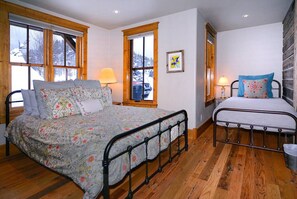 3 slaapkamers, een bureau, een strijkplank/strijkijzer, reisbedje