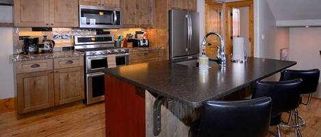 Refrigerador, microondas, horno y parrilla de estufa