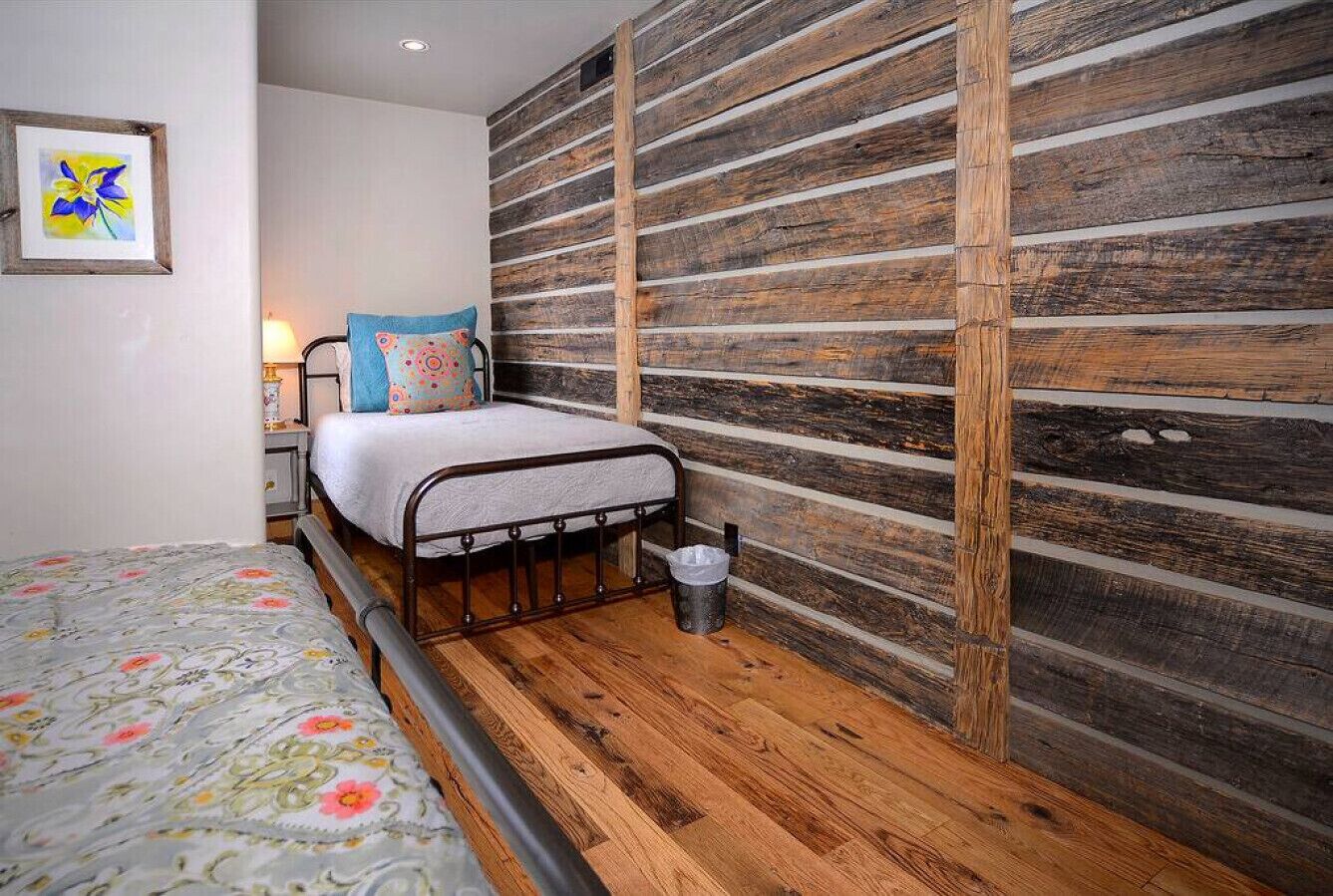 3 sovrum, skrivbord, strykjärn/strykbräda och resesäng