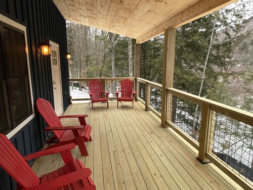 Brand New Creekside Cabin in Killington