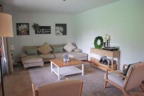 Smart TV, fireplace, foosball, table tennis - Peaceful Farmhouse & Trails (Ray)