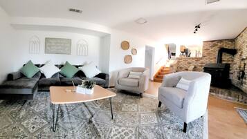 Smart-TV, Kamin, Tischfußball, Tischtennisplatte