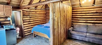 Unique 1929 Lakeside Cabin with shared hot tub and sauna!