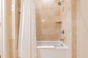 Haartrockner, Handtücher, Seife, Shampoo
