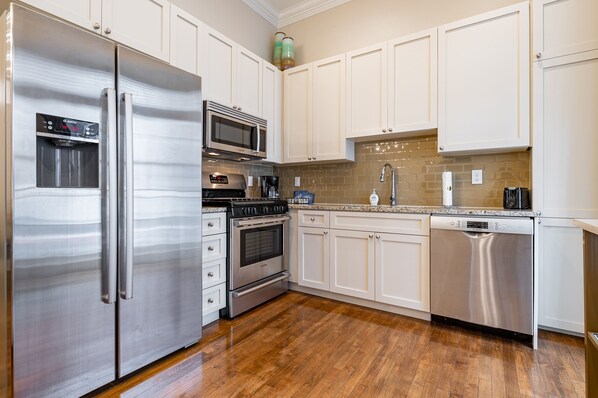 Refrigerador, microondas, horno y parrilla de estufa 