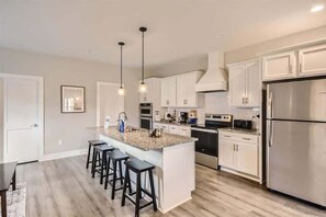 Kühlschrank, Mikrowelle, Herdplatte, Geschirrspüler