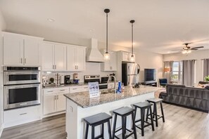 Kühlschrank, Mikrowelle, Herdplatte, Geschirrspüler