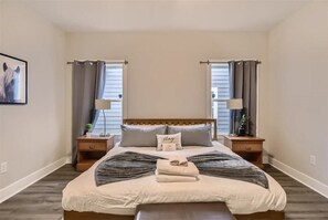 4 soveværelser, skrivebord, strygejern/strygebræt, weekendseng