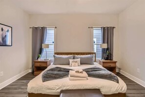 4 habitaciones, escritorio y tabla de planchar con plancha 