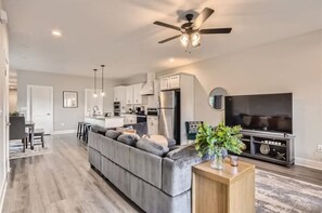 Televisión, Netflix, servicios de streaming y oficina 