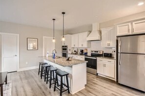 Køleskab, mikrobølgeovn, kogeplade, opvaskemaskine