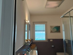 Bruser, hårtørrer, bidet, Sæbe