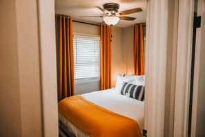 4 Schlafzimmer, Schreibtisch, Reisekinderbett, WLAN