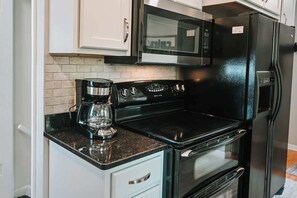 Een koelkast, een microgolfoven, een oven, een kookplaat