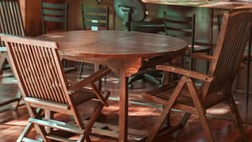 Habitación doble familiar | Área de sala de estar