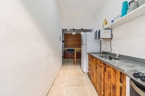 Basic Apartment | Private kitchen - Apartamento novo com piscina, condomínio Ubatuba (Ubatuba)
