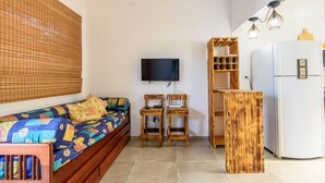 Basic Apartment | Living room - Apartamento novo com piscina, condomínio Ubatuba (Ubatuba)