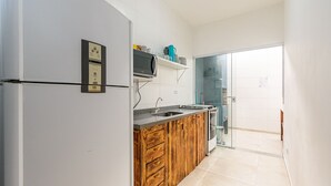 Basic Apartment | Private kitchen - Apartamento novo com piscina, condomínio Ubatuba (Ubatuba)