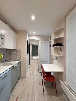 Réfrigérateur, micro-ondes, plaque de cuisson, lave-vaisselle