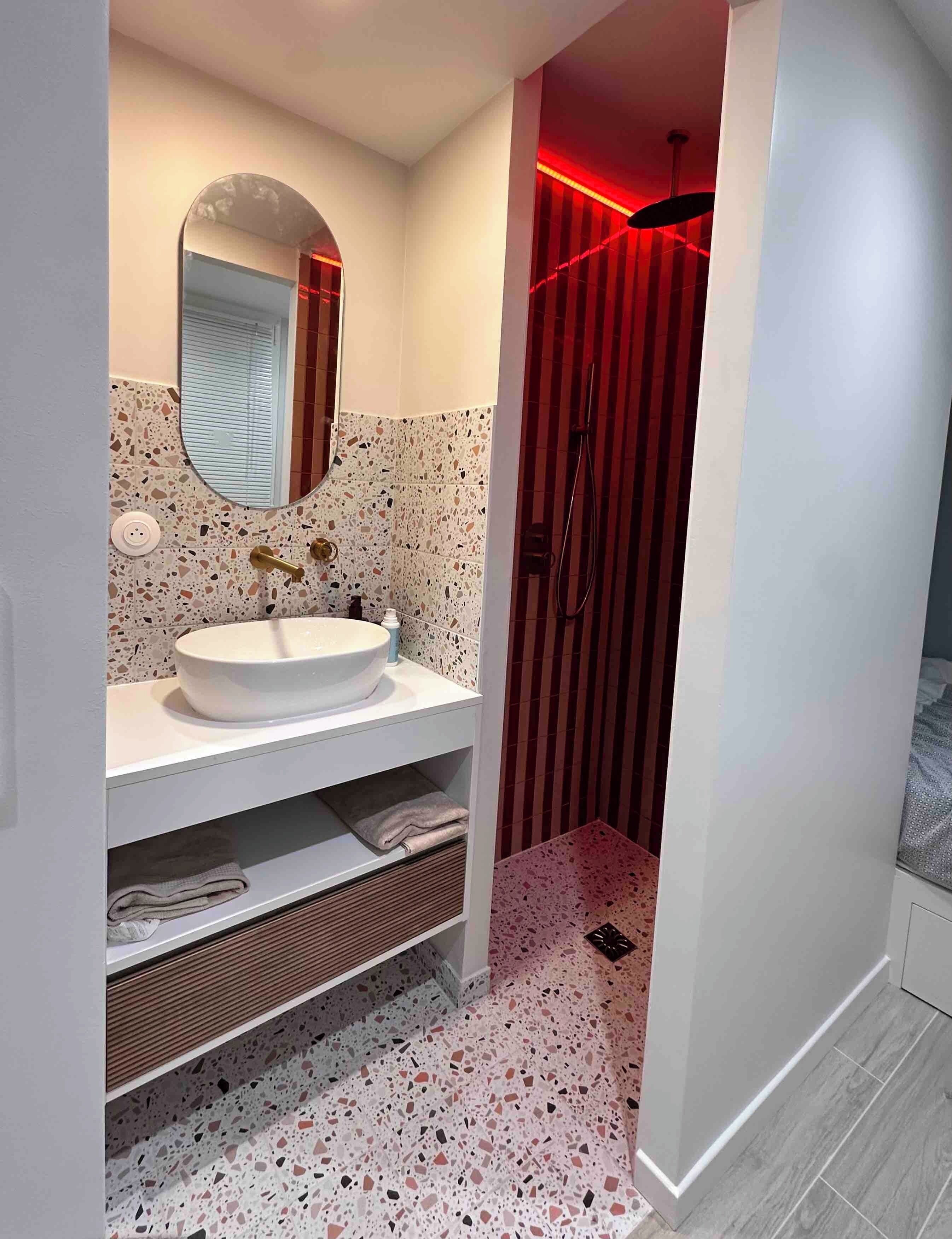 Een douche, een haardroger, een bidet, handdoeken