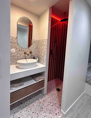 Douche, sèche-cheveux, bidet, serviettes fournies