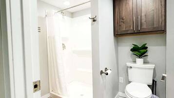 Badkar, hÄrtork och handdukar