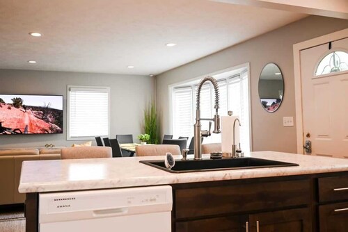 Peloton House Luxury |Peloton Bike| Large Hot Tub