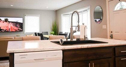 Peloton House Luxury |Peloton Bike| Large Hot Tub