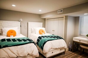 4 habitaciones, escritorio y tabla de planchar con plancha 