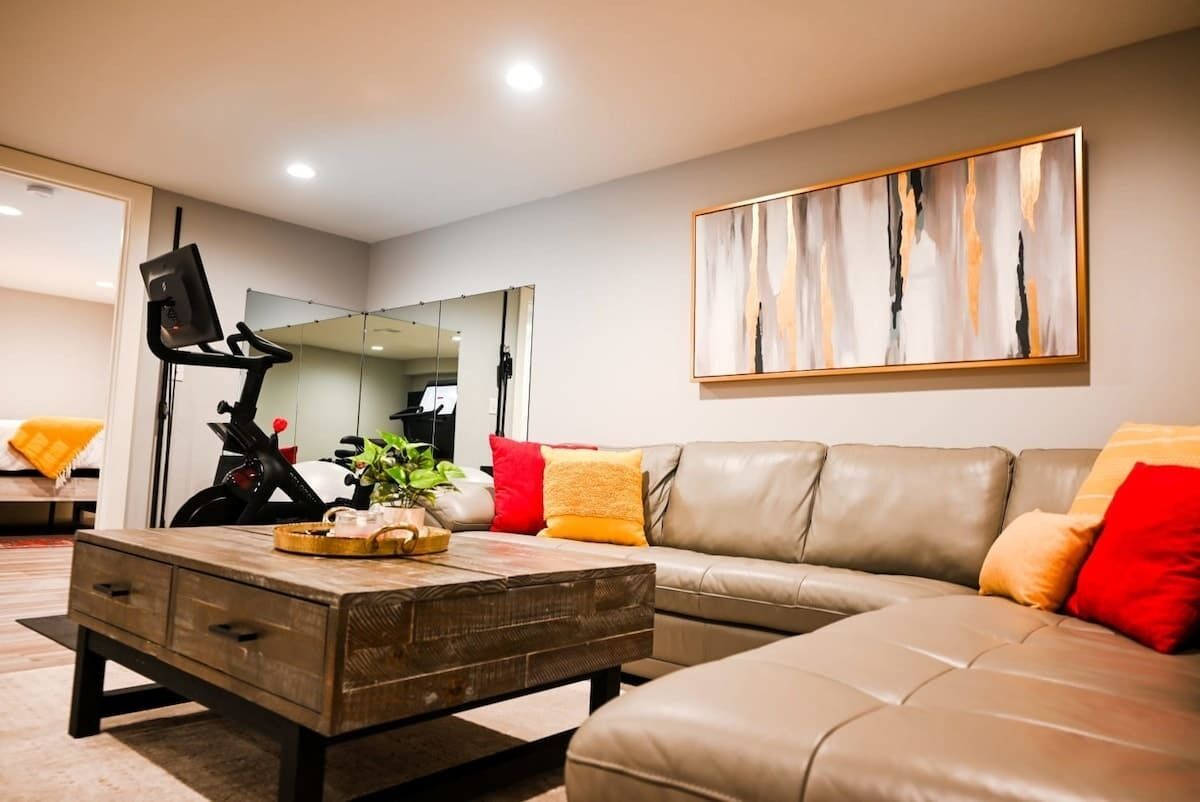 4 bedrooms, desk, iron/ironing board, travel crib