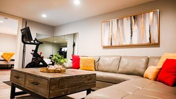 4 slaapkamers, een bureau, een strijkplank/strijkijzer, reisbedje