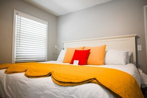 4 habitaciones, escritorio y tabla de planchar con plancha 