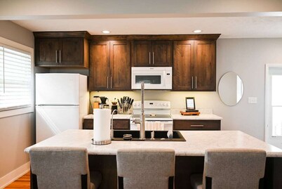 Peloton House Luxury |Peloton Bike| Large Hot Tub