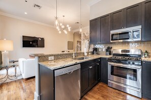 Køleskab, mikrobølgeovn, ovn, kogeplade