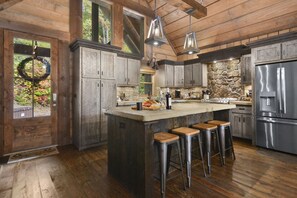 冰箱、微波炉、烤箱、炉灶