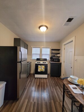 Private kitchen - Cozy one bedroom close to downtown IA and IL with no cleaning fee! (Rock Island)