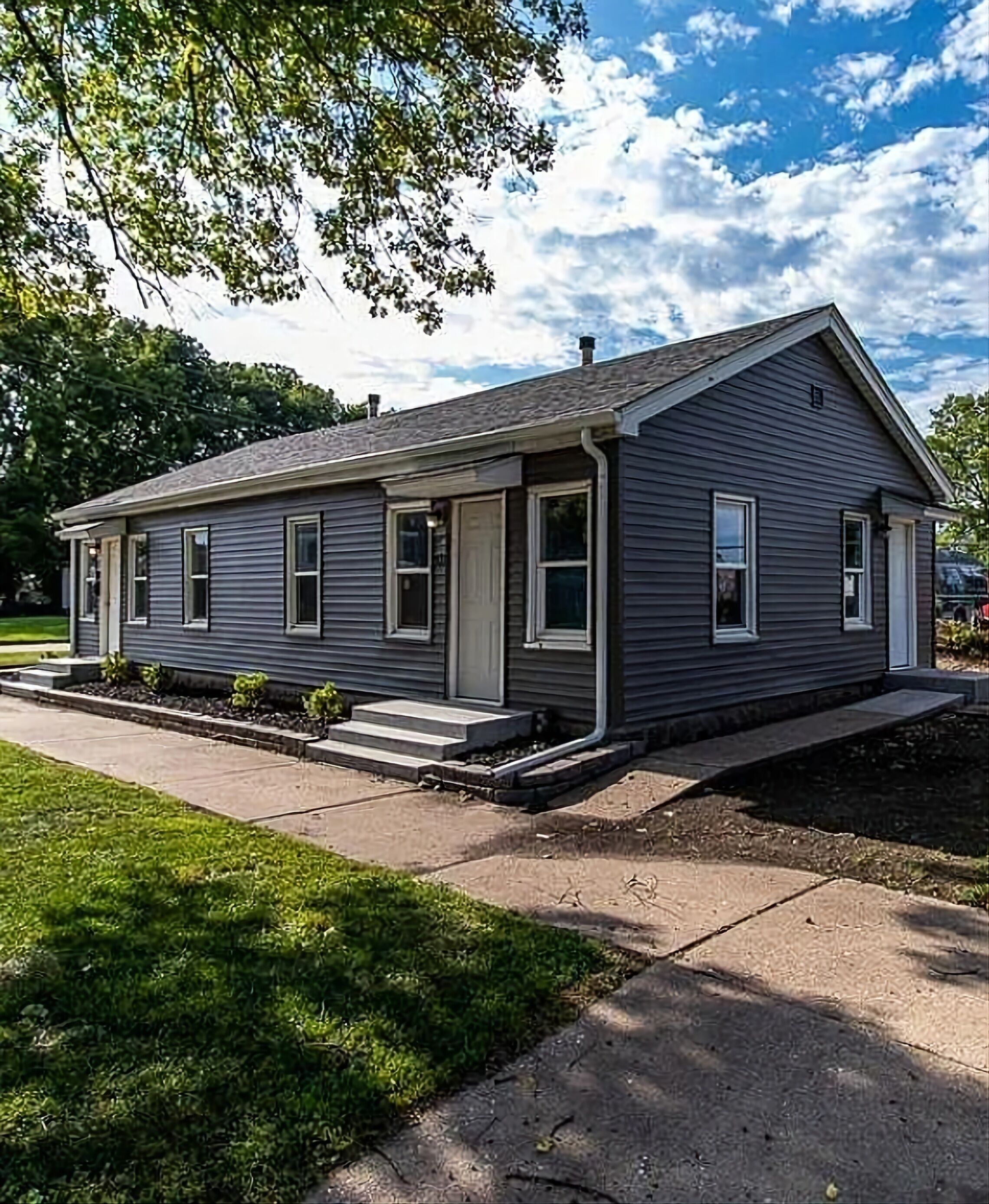 Cozy one bedroom close to downtown IA and IL with no cleaning fee!