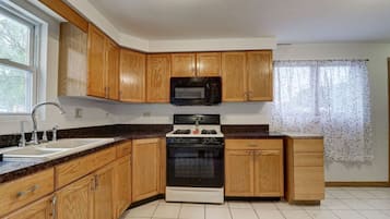 Jääkaappi, mikroaaltouuni, uuni, liesi