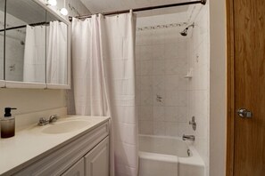 Douche, sèche-cheveux, serviettes fournies