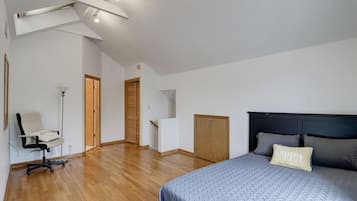 2 bedrooms, desk, iron/ironing board, travel crib