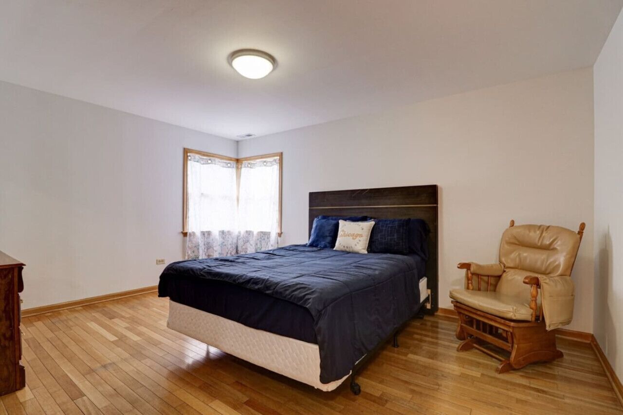 2 habitaciones, escritorio y tabla de planchar con plancha 