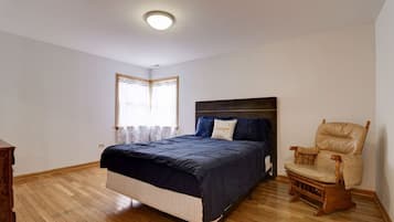 2 Schlafzimmer, Schreibtisch, Bügeleisen/Bügelbrett, Reisekinderbett