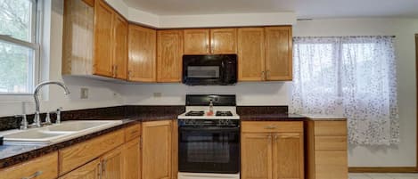 Frigorifero, microonde, forno, piano cottura