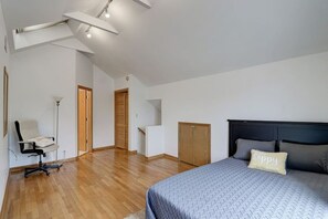 2 chambres, bureau, fer et planche à repasser, lit parapluie