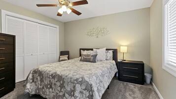 3 Schlafzimmer, Schreibtisch, Bügeleisen/Bügelbrett, Reisekinderbett