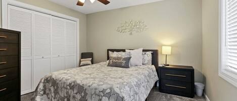 2 chambres, bureau, fer et planche à repasser, lit parapluie