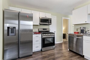 Fridge, microwave, oven, stovetop - Cozy Home In Lake Geneva WI Area (Lake Geneva)