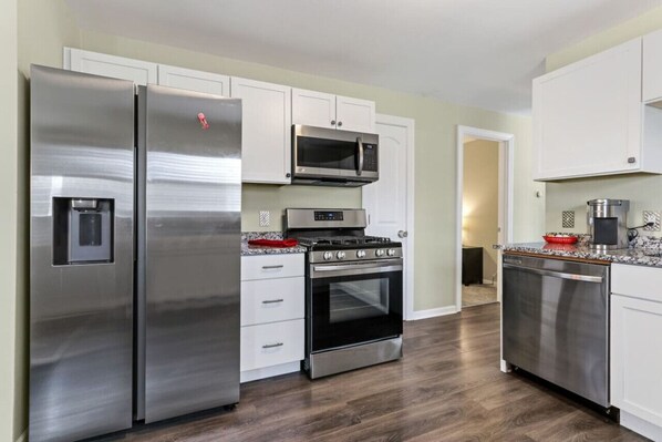 Fridge, microwave, oven, stovetop - Cozy Home In Lake Geneva WI Area (Lake Geneva)