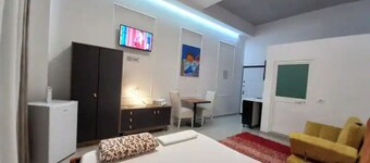 Cozy small apartment with Netflix and AC